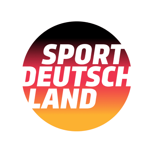 Logo von Sport Deutschland in Rot-Gelb mit dem Schriftzug "Deine Vereinswebsite" auf schwarzem Hintergrund.